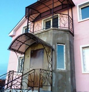 фото Поликарбонатный навес для загородного дома