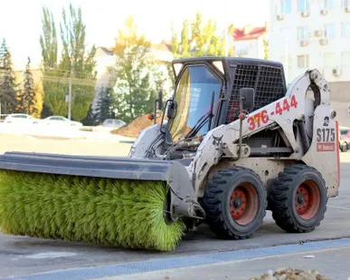 фото Аренда мини-погрузчика Bobcat с щёткой
