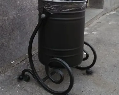 фото Уличная урна для мусора металлическая ВЛЦ с элементом ковки