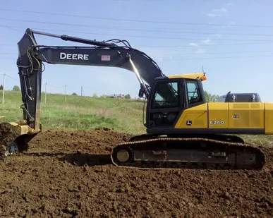 фото Аренда гусеничного экскаватора JOHN DEERE-240 в Красноярске