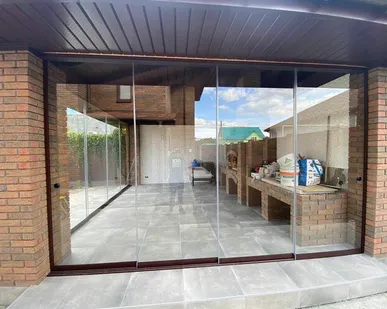 фото Безрамное остекление системой Miro с использованием безопасного закалённого стекла 10мм.