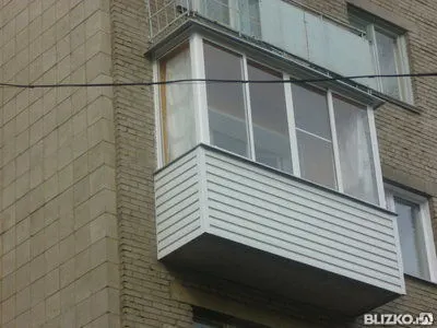 Фото №0 Остекление балкона с обшивкой сайдингом и установкой