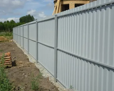 фото Строительство забора из профнастила