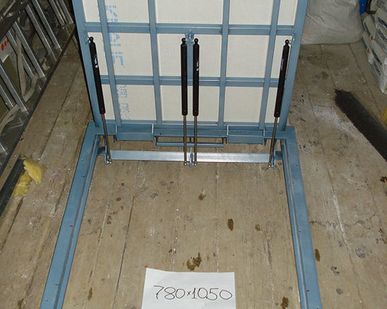 фото Напольный люк на газовых амортизаторах.