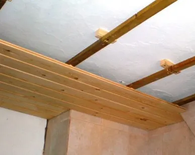 фото Обшивка потолков доской по деревянному каркасу
