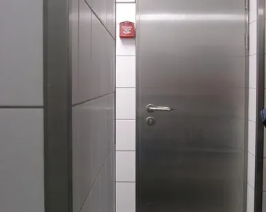 фото Двери из нержавеющей стали