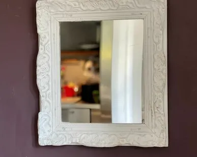 фото Зеркало в резной деревянной раме 43х37 см