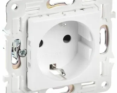 фото SKANDY Розетка с заземлением с защитными шторками 16А SK-R04W арктический белый IEK