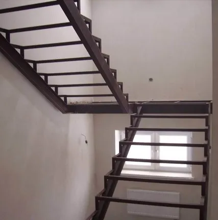 Фото №0 Лестница на металлических косоурах