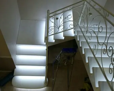 фото Белоснежная лестница из лиственницы