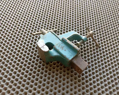 фото Тиски настольные ЧиЗ СССР.