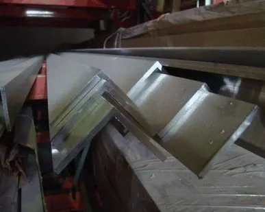 фото Уголок нержавеющий 08Х18Н10 AISI 304 25х25х3