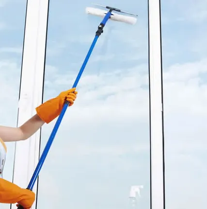 Фото №0 Услуга мытье окон на балконе