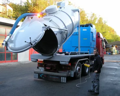 фото Вакуумный погрузчик на базе вакуумной установки серии S20 дизель + циклон-контейнер + шасси