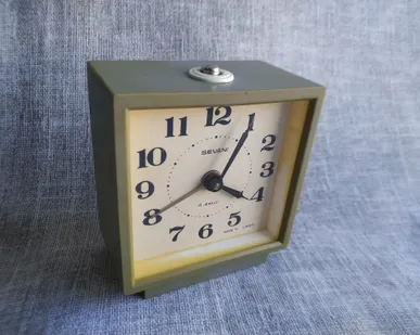 фото Часы будильник Севани. СССР