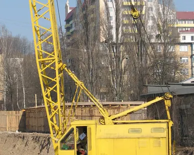 фото Гусеничный кран МКГ-25БР (Грузоподъемность 25 тонн)
