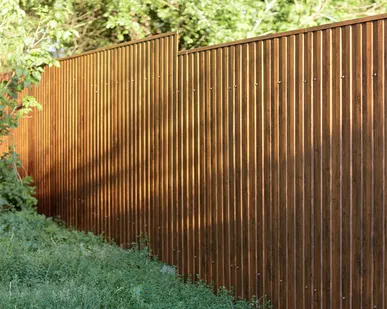 фото Забор из профнастила Морёный дуб