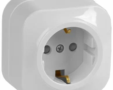 фото GLORY Розетка одноместная наружная с заземлением с защитной шторкой белая