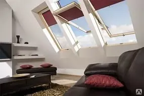 фото Мытье мансардных окон изнутри