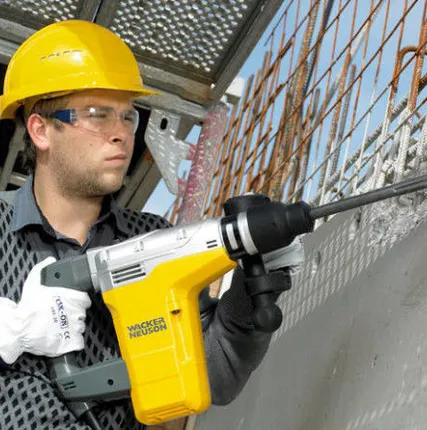 Фото №0 Демонтаж стен, перегородок, ветхих строений