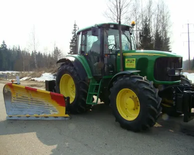 фото Машина дорожная комбинированная на базе трактора John Deere 6150 M
