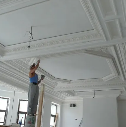 Фото №0 Наклейка и шпаклёвка, покраска потолочного плинтуса 100/100 (пенопластого)