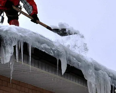 фото Удаление наледи и снежных навесов с балконных козырьков