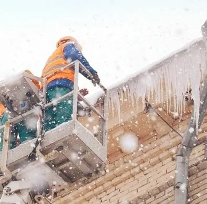 Фото №0 Очистка крыш от снега и сосулек