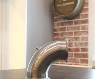 фото Стальной отвод 90° TRI-CLAMP 3” со штуцером по термометр