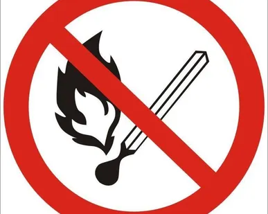 фото Знак P02 «Запрещается пользоваться открытым огнём и курить» (пластик)