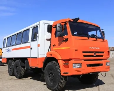 фото Автомобили и спецтехника в наличии на наших стоянках Предлагаем ознакомиться с перечнем техники в наличии на наших стоянках.  По вопросам приобретения Вы можете обратиться к специалистам нашей компании по телефону  ГРУЗОВЫЕ АВТОМОБИЛИ  Бортовой автомобиль КАМАЗ 65117-776010-19 (L4) Бортовой автомобиль КАМАЗ 65117-776010-19 (L4)  Производитель: КАМАЗ  Грузоподъемность: 14,5т, Колесная формула: 6х4, двигатель: Cummins 6 ISBe4 300  3 850 000 Купить Самосвал КАМАЗ 6520-21010-43 Самосвал КАМАЗ 6520-21010-43  Про