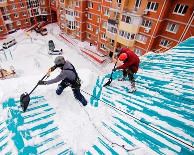 фото Очистка крыш о снега и льда