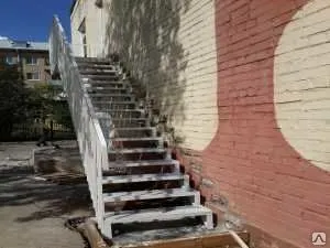 фото Лестница металлическая в частный дом