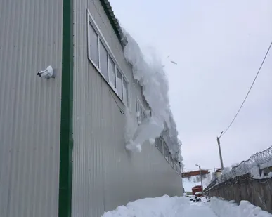 фото Уборка снега с крыш рабочими