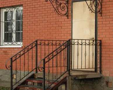 фото Кованый козырек для частного дома