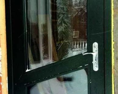 фото Дверь входная со стеклопакетом для коттеджа