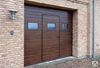 фото Гаражные секционные ворота с калиткой и декоративным остекленением