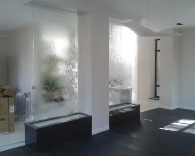 фото Водопад по стеклу