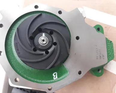 фото Водяной насос двигателя John Deere CD4045DF270 модель RE546917