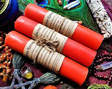 фото Красная алтарная свеча