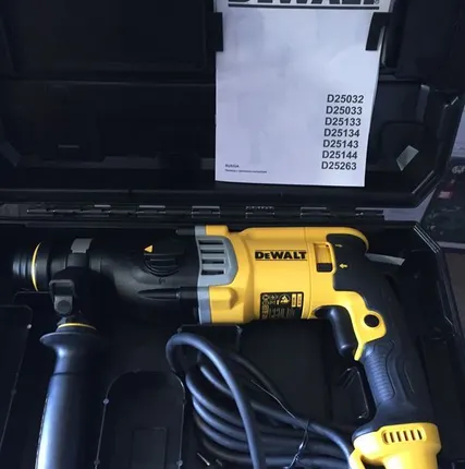 Фото №0 Перфоратор DeWALT D25143К (SDS+, 900Вт, 3 реж, 3.2 Дж,0-5350 уд/мин, 3,1кг)