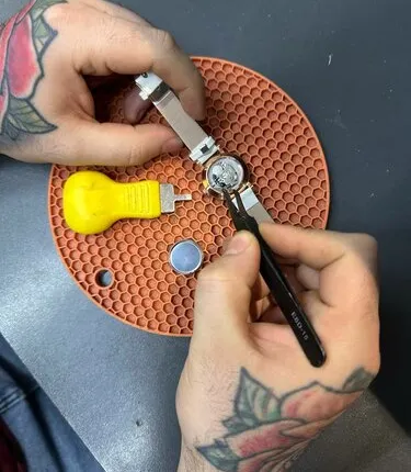 Фото №0 Замена батареек на наручных часах