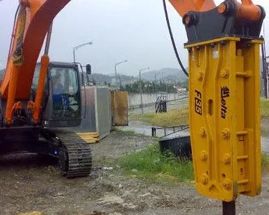 фото Аренда гидромолота на гусеничном экскаваторе