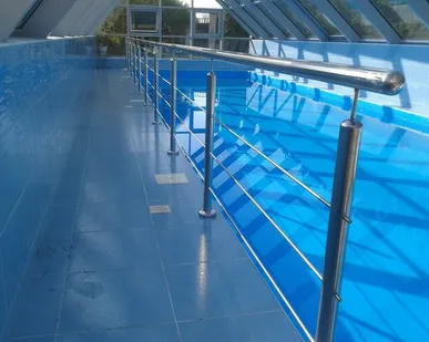 фото Поручни для бассейнов из нержавеющей стали