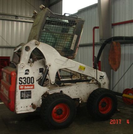 Фото №0 Мини-погрузчик BOBCAT S 300 с ковшом б/у.