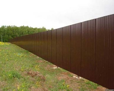 фото Установка забора из профнастила