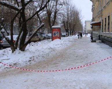 фото Очистка кровли от надели и сосулек