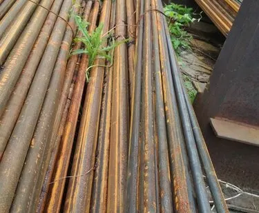 фото Стальная труба поблизости