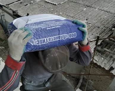 фото Подъём строительного материала Сильные мужики