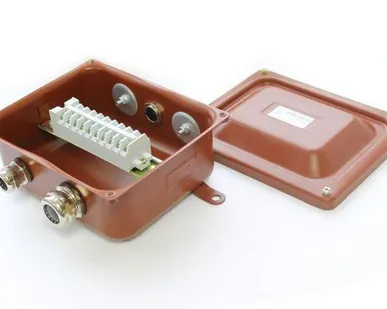 фото Коробка КЗНС-08 УХЛ1.5 IP65 с латунными сальниками ЗЭТАРУС zeta30314